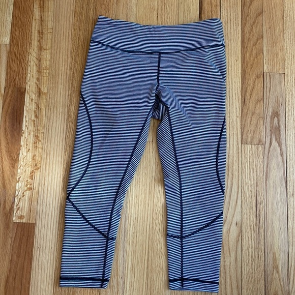 Zella crop‎ leggings in black gray white parallel stripes flattering size medium - Picture 1 of 6